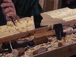 SCULPTURE : Les sculptures plein bois sont toujours exécutées manuellement à la gouge par un maître artisan hautement qualifié. 